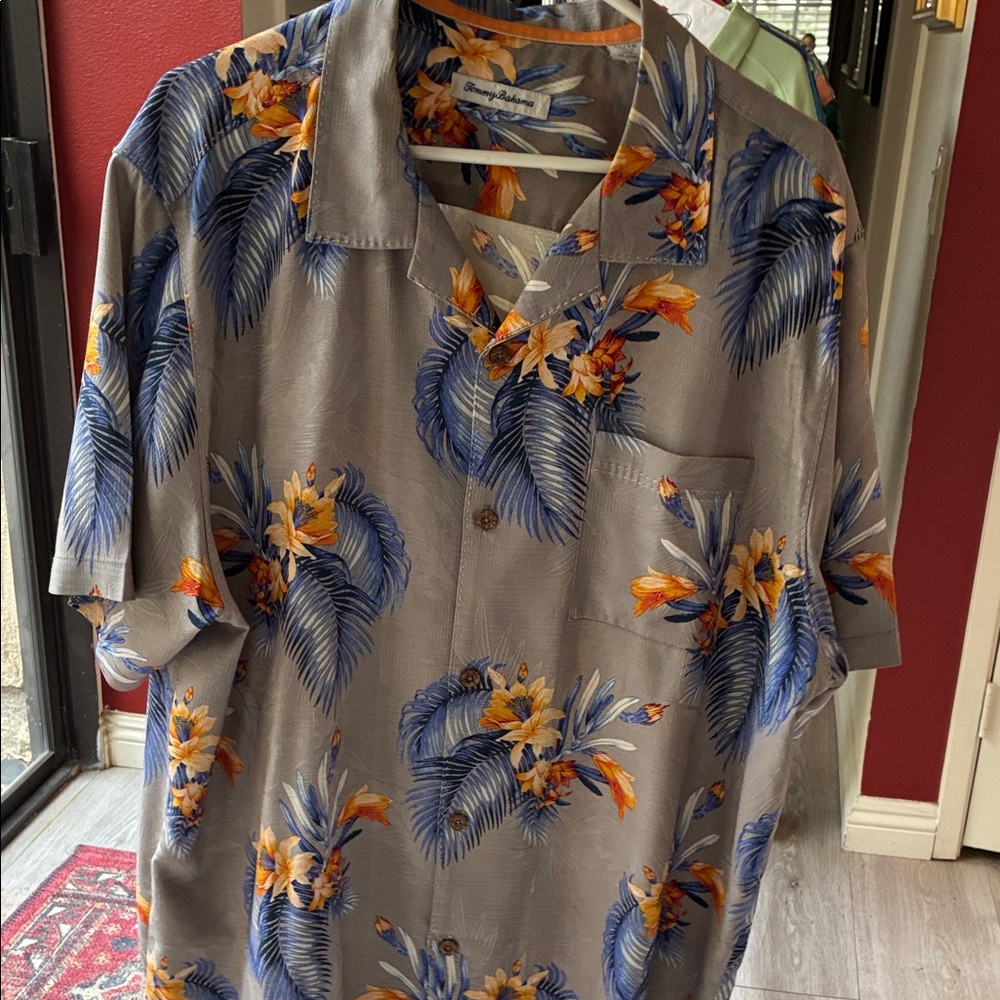 100% Tommy Bahama gray backround floral short sleeve shirt